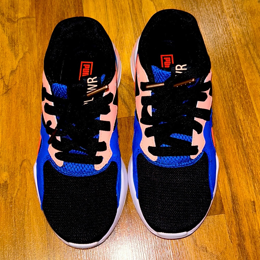 Size 6 WOMENS pumas